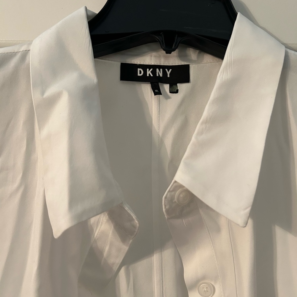 SOLD♥️ SOLD ♥️ Donna Karan Cold Shoulder Crisp White Button Down Shirt